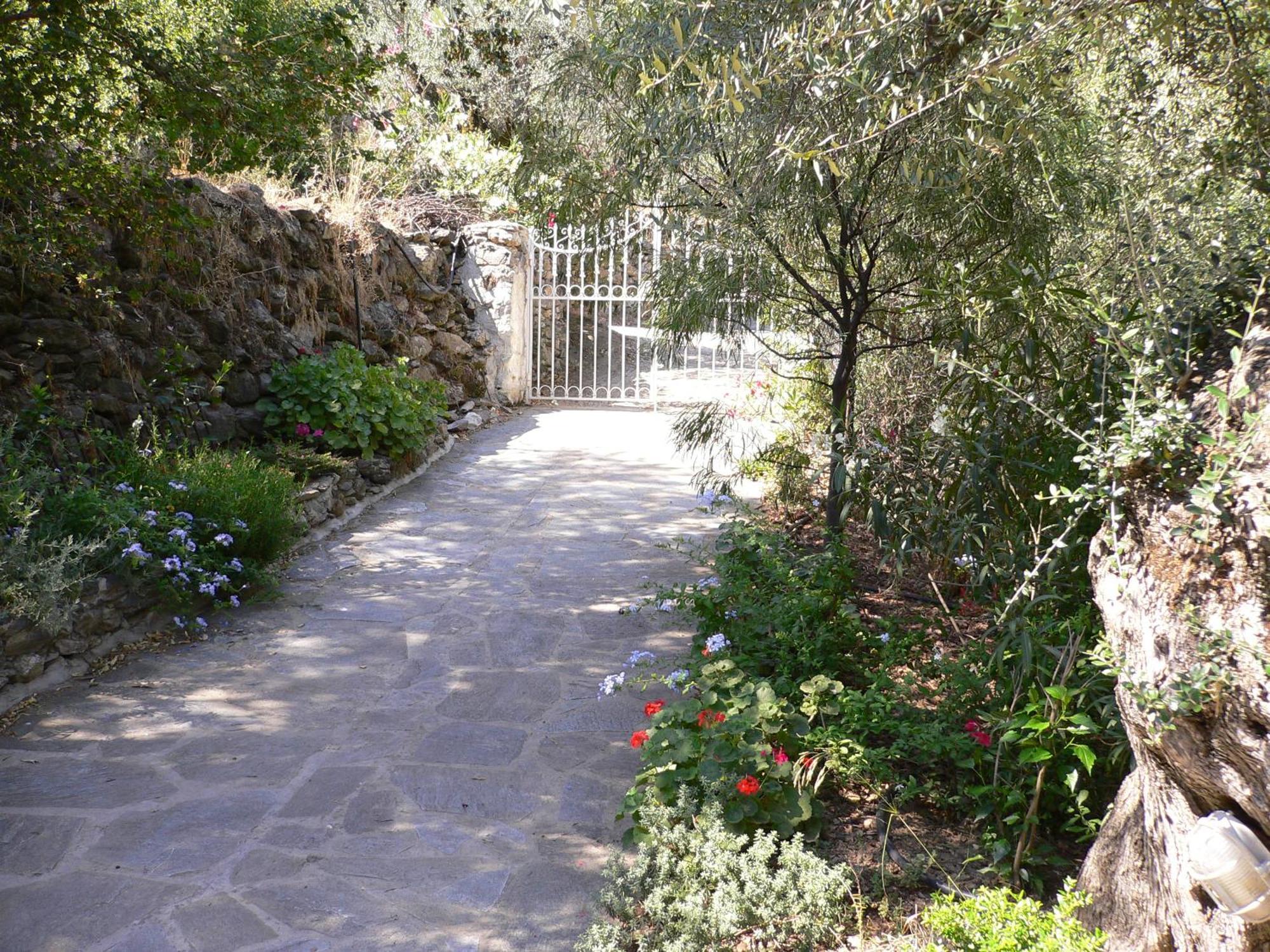 Apartment Kyparissi &